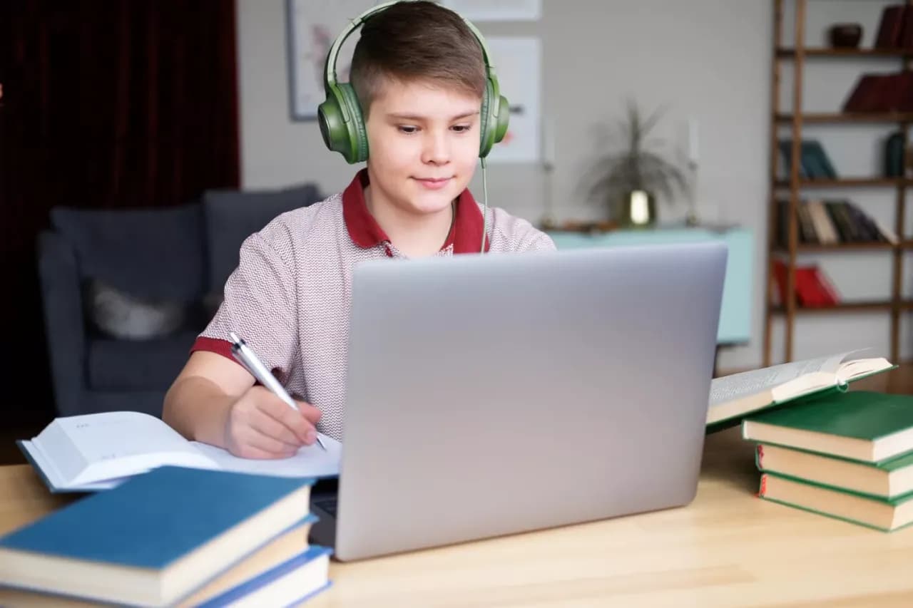 Czy szkoła w chmurze organizuje studniówkę? Sprawdź, jak to działa online!