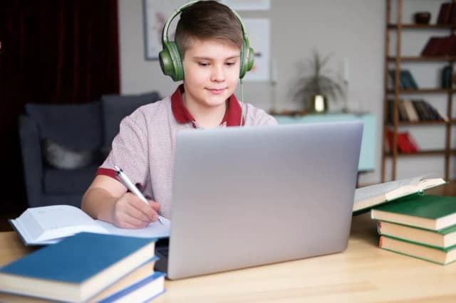Czy szkoła w chmurze organizuje studniówkę? Sprawdź, jak to działa online!