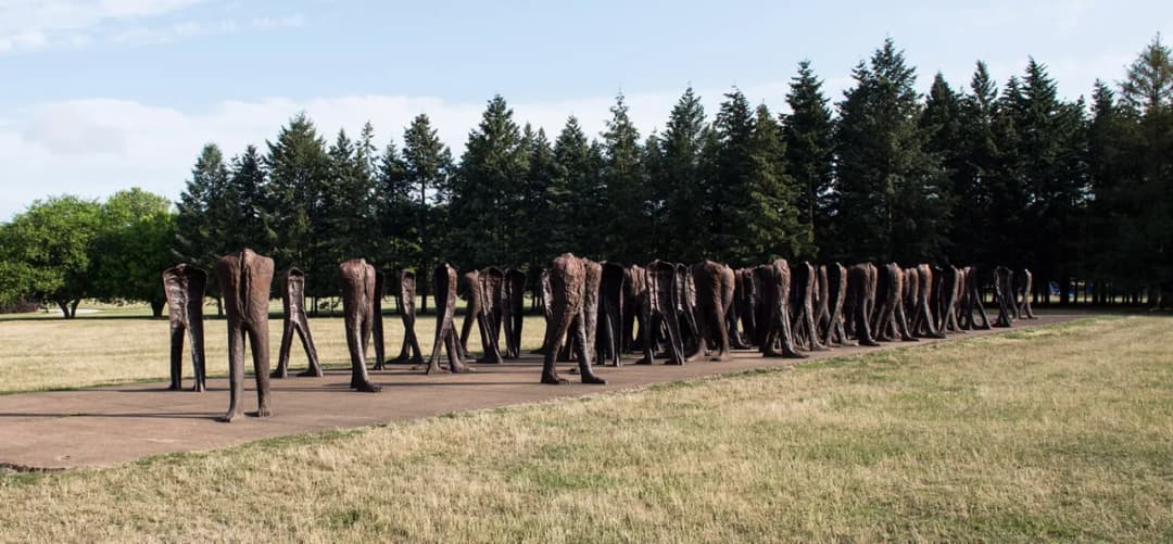 Rzeźby Nierozpoznani Magdaleny Abakanowicz: Tajemnice i znaczenie w Poznaniu