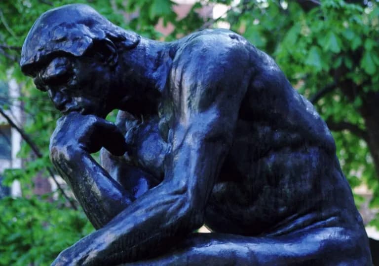 Rzeźba myśliciel - historia, znaczenie i repliki, które musisz znać
