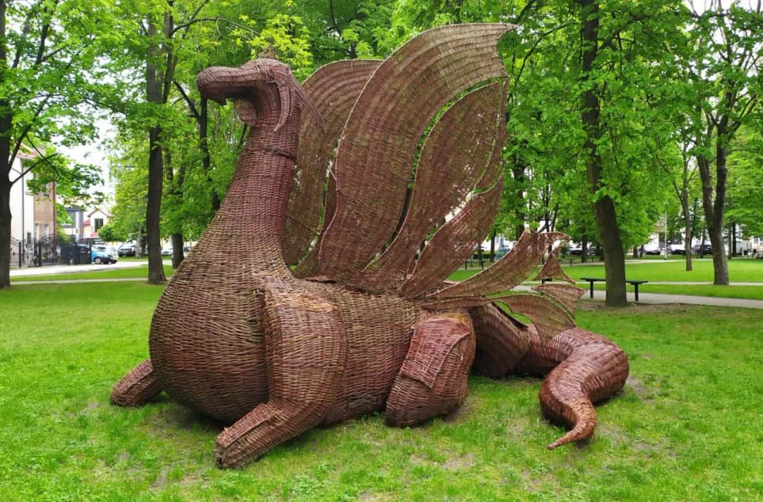 Rzeźby z wikliny do ogrodu – jak wybrać i pielęgnować, by cieszyć się nimi latami