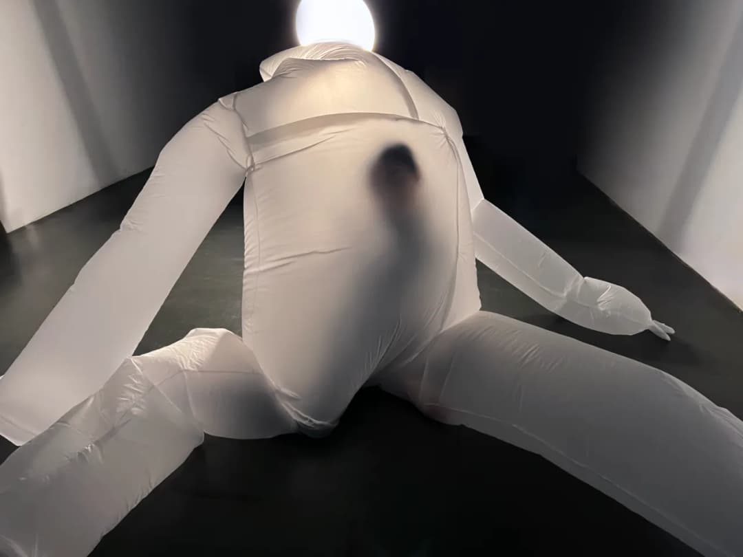 Żywa rzeźba: jak działa ta fascynująca forma sztuki i gdzie ją spotkać