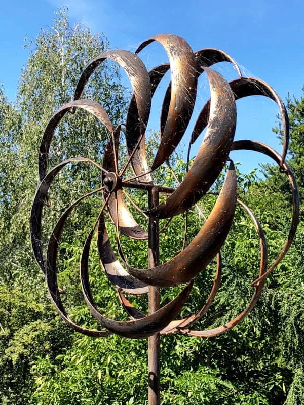 Rzeźby wiatrowe – jak tworzyć, gdzie oglądać i dbać o nie w ogrodzie